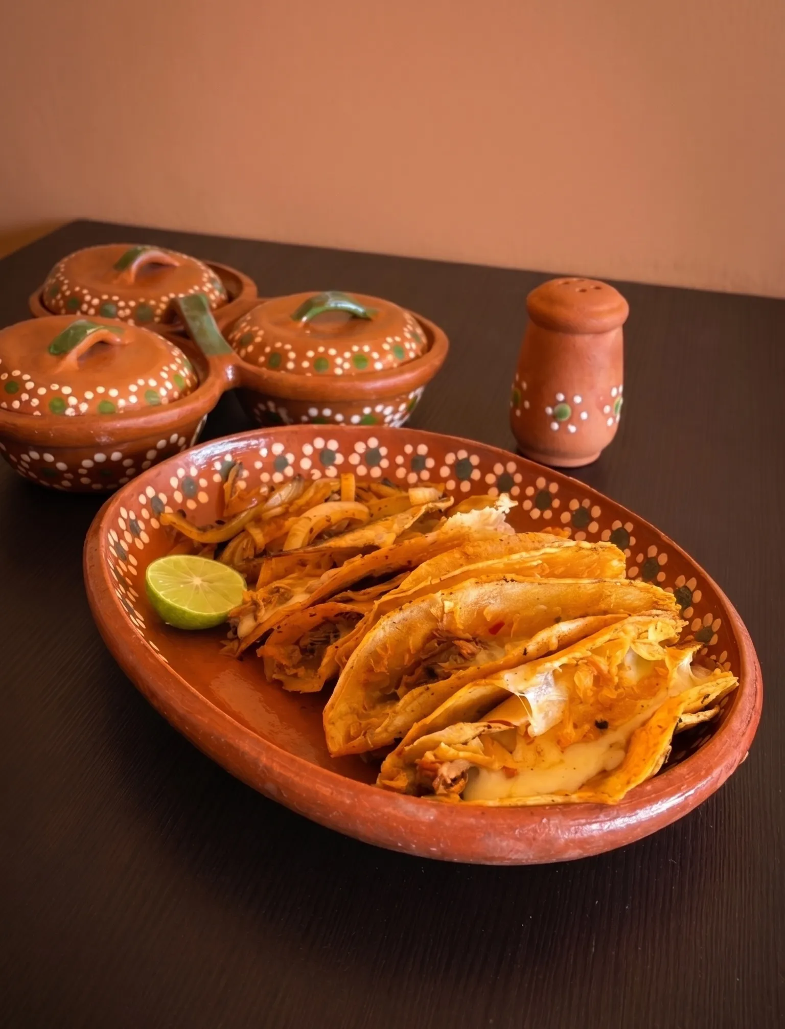 Quesamorros dorados con quesito gratinado en plato de barro