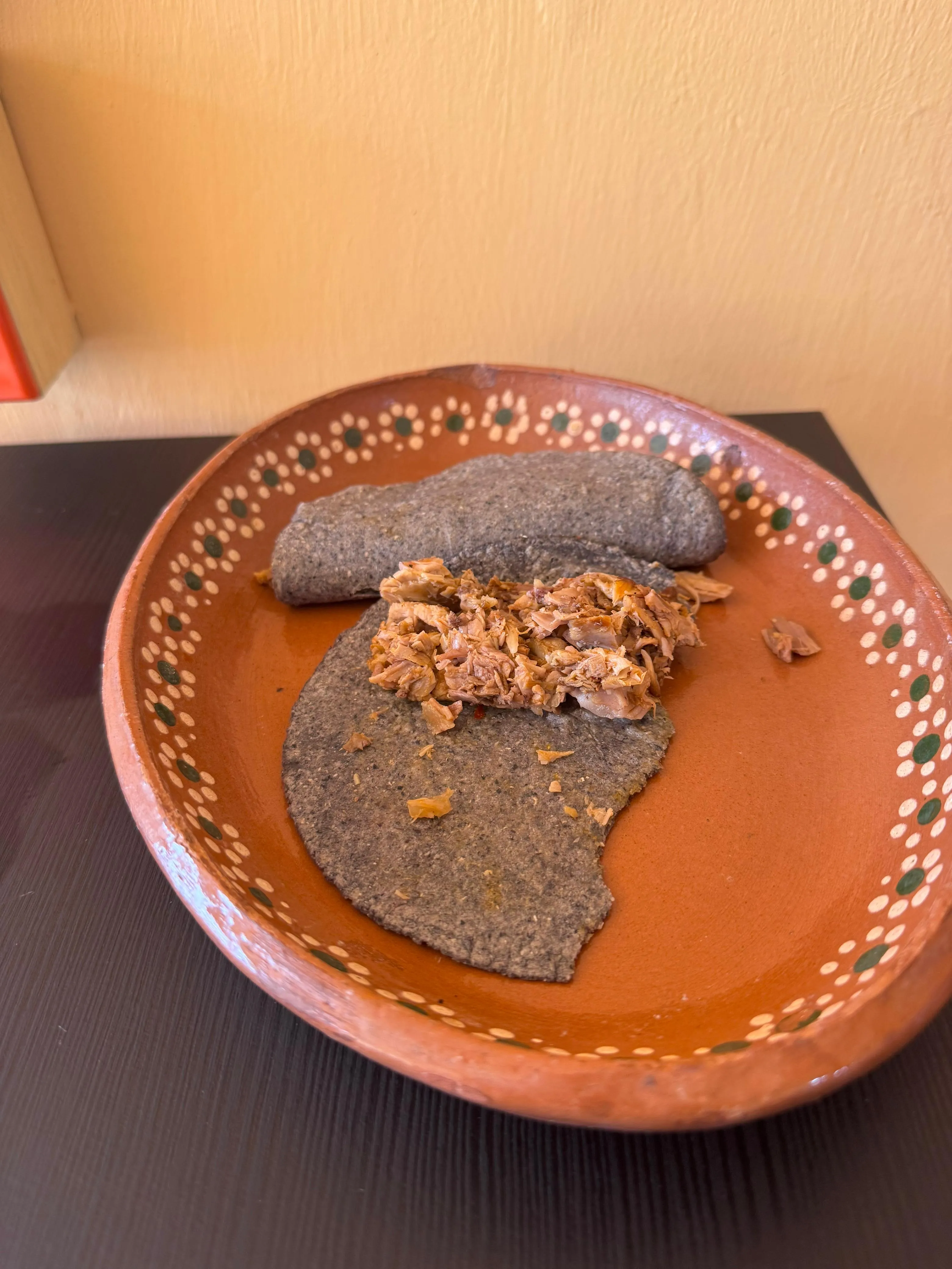 Tacos blanditos de chamorro en tortilla a mano