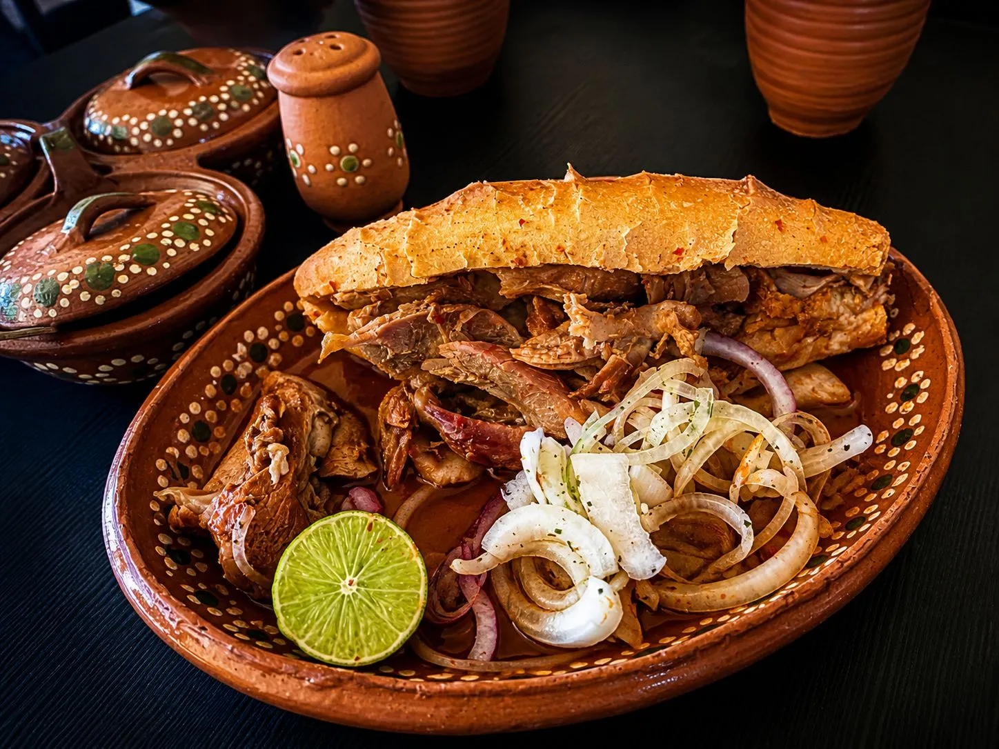 Torta ahogada de chamorro bañada en consomé